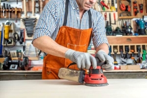 Hombre trabajando en un taller profesional