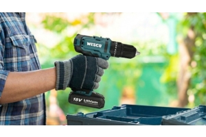 Hombre utilizando un taladro en su casa