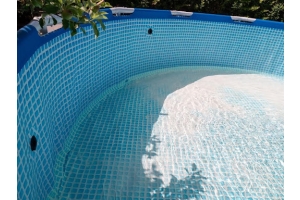 Primer plano de una piscina desmontable instalada en el interior de un jardín