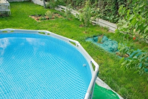 Piscina desmontable instalada en un jardín particular