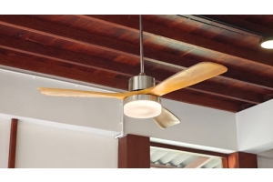 Ventilador de techo con luz instalado en una estancia