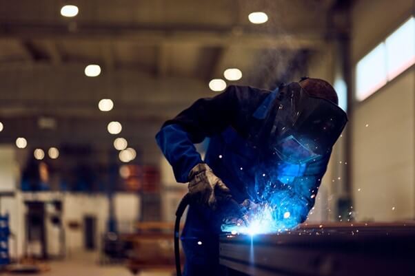 Hombre soldando en el taller