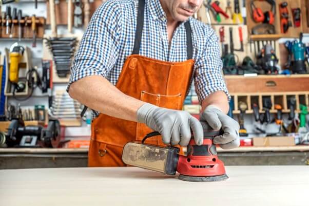 Hombre trabajando en un taller profesional