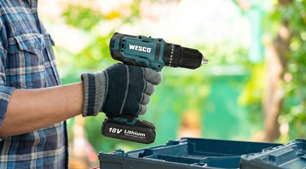 Hombre utilizando un taladro en su casa