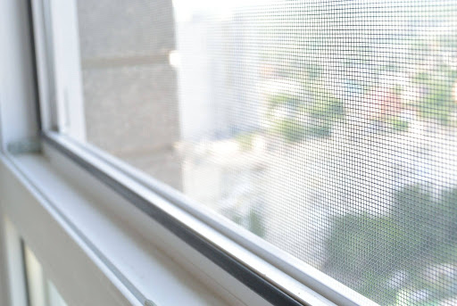 Primer plano de una mosquitera instalada en una ventana