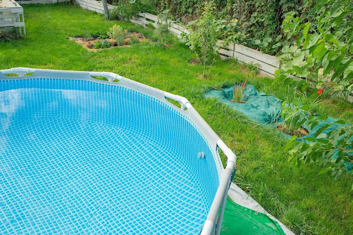 Piscina desmontable instalada en un jardín particular