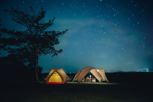 Dos tiendas de campaña en una zona de camping exterior