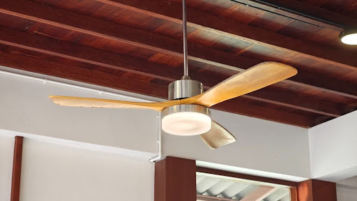 Ventilador de techo con luz instalado en una estancia